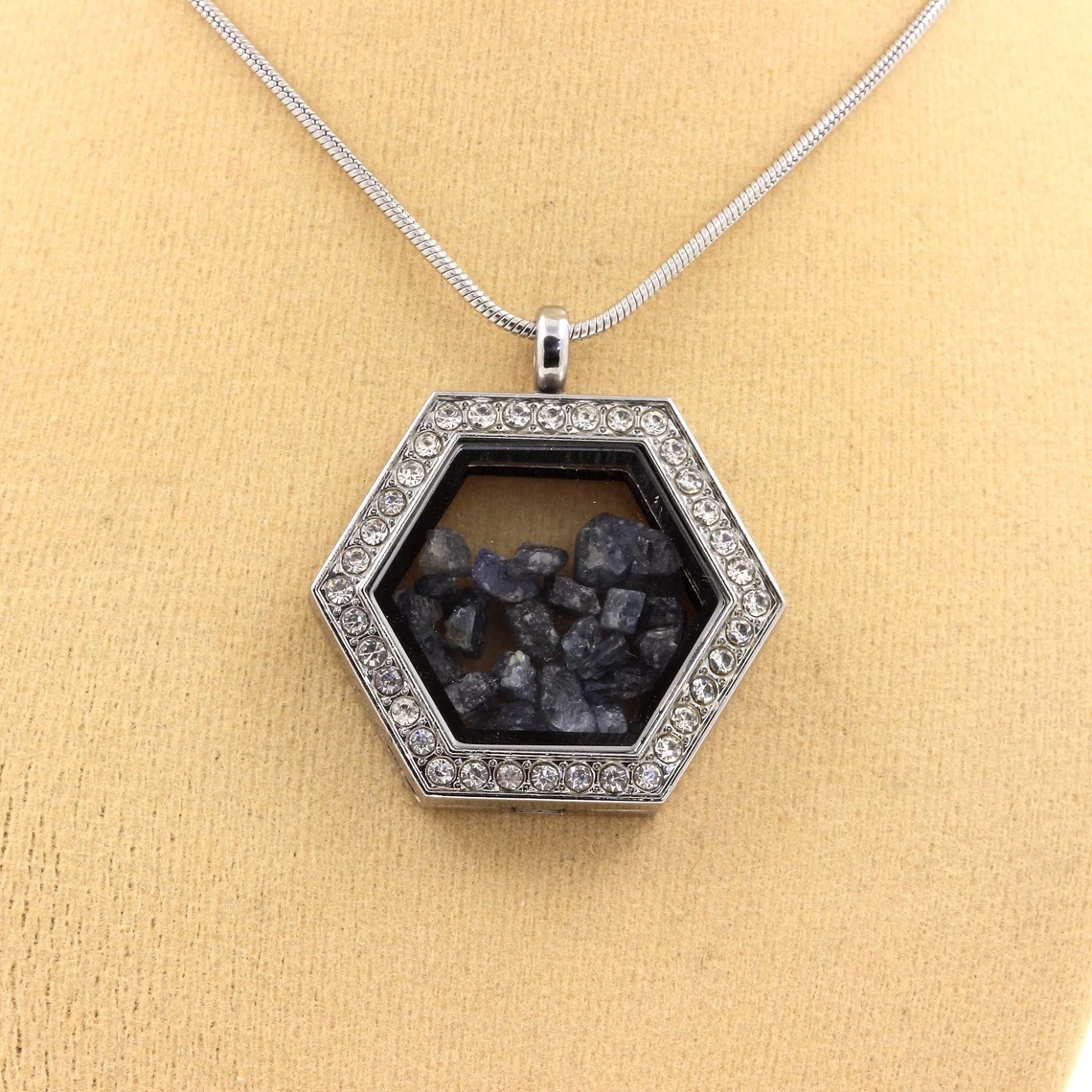 Collier Saphir brut modèle Hexagone