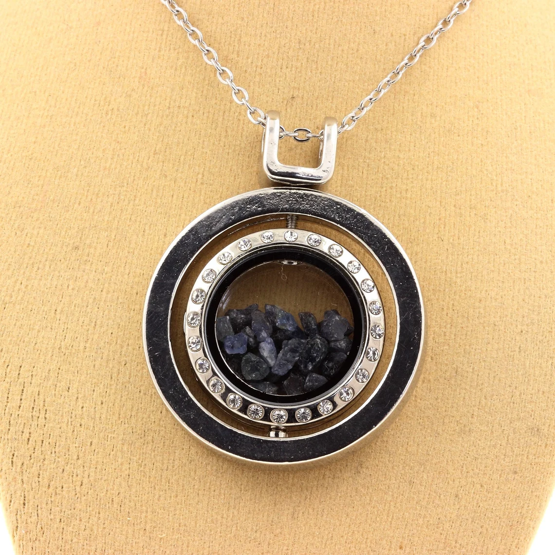 Collier Saphir brut modèle Sablier Sphérique