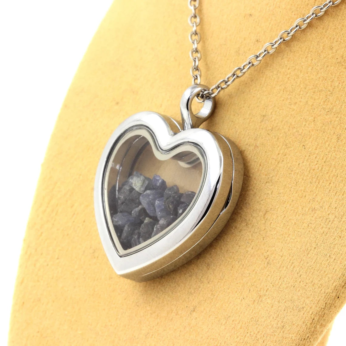 Collier Saphir brut modèle coeur