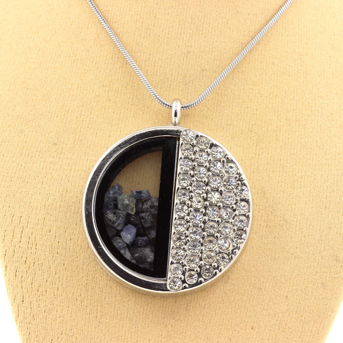 Collier Saphir brut modèle demi-cercle