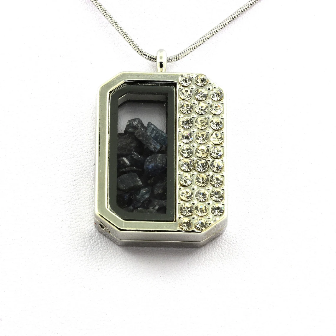 Collier Saphir brut modèle demi-rectangle