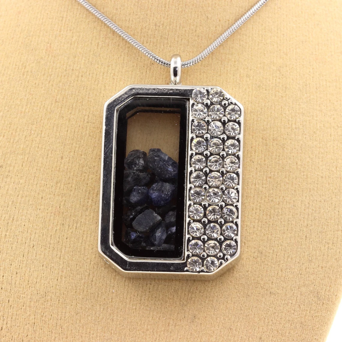 Collier Saphir brut modèle demi-rectangle