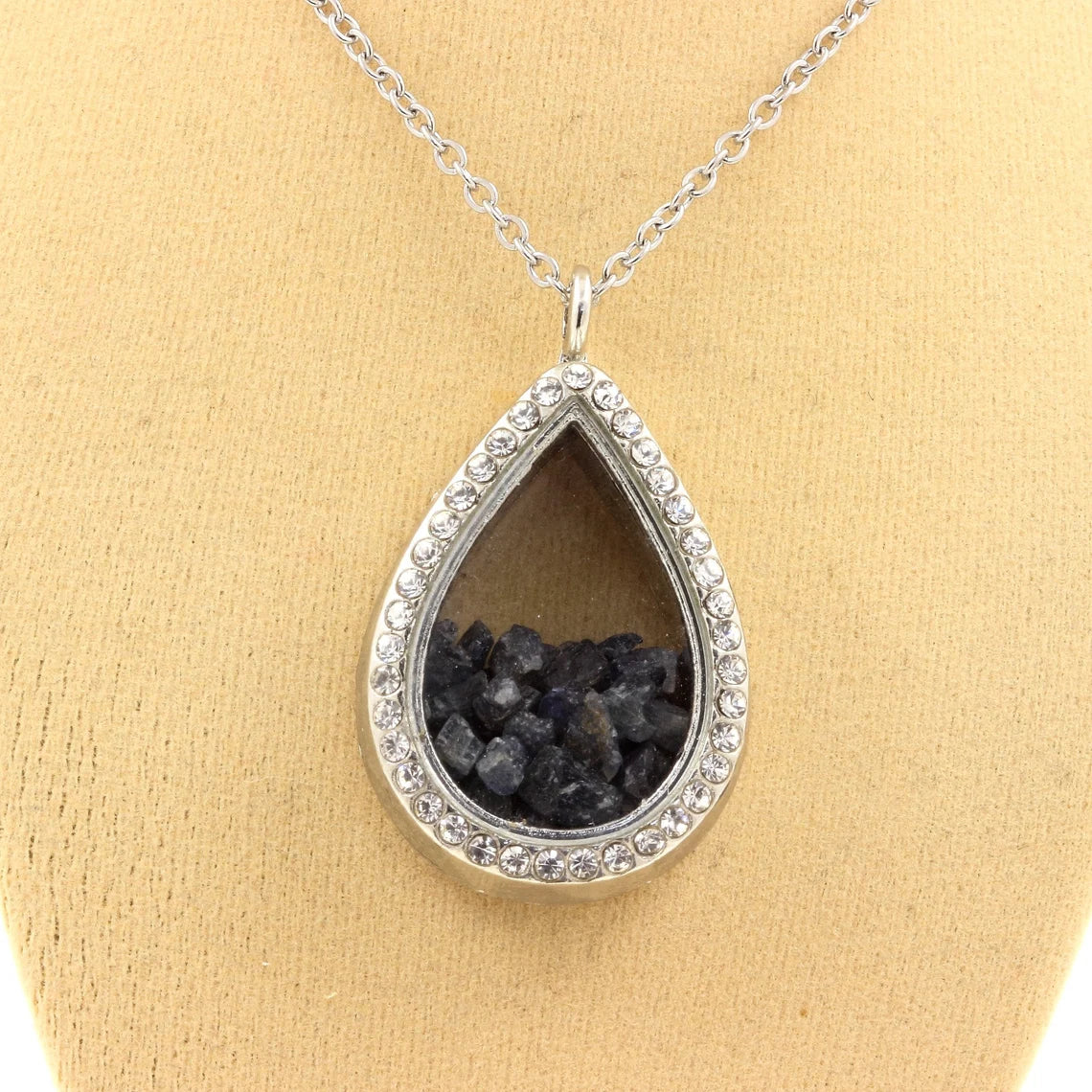 Collier Saphir brut modèle goutte