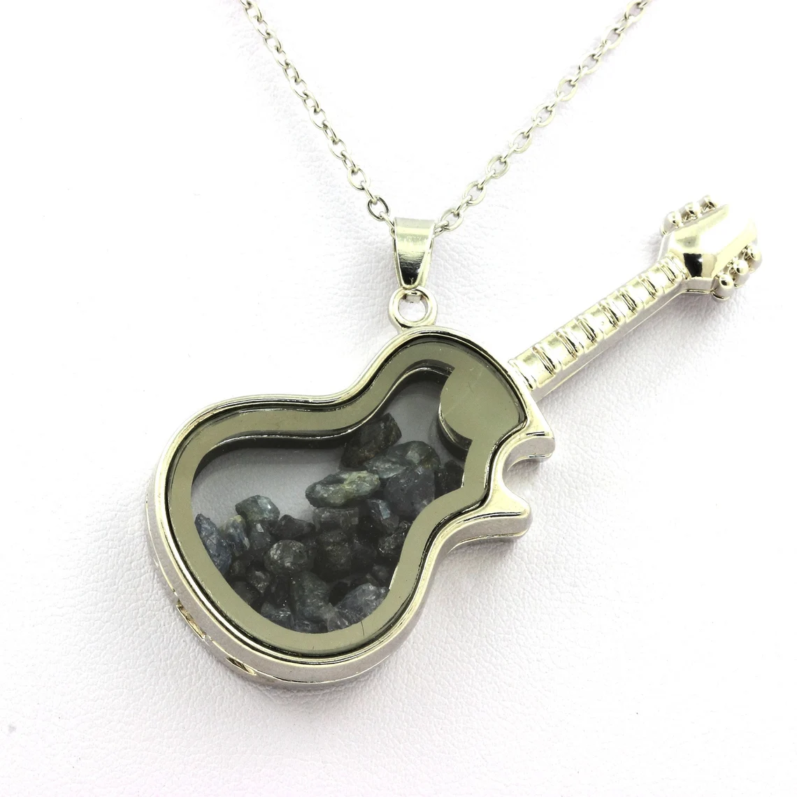 Collier Saphir brut modèle guitare