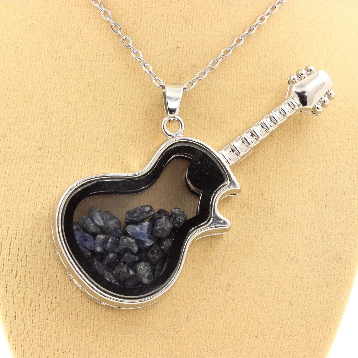 Collier Saphir brut modèle guitare