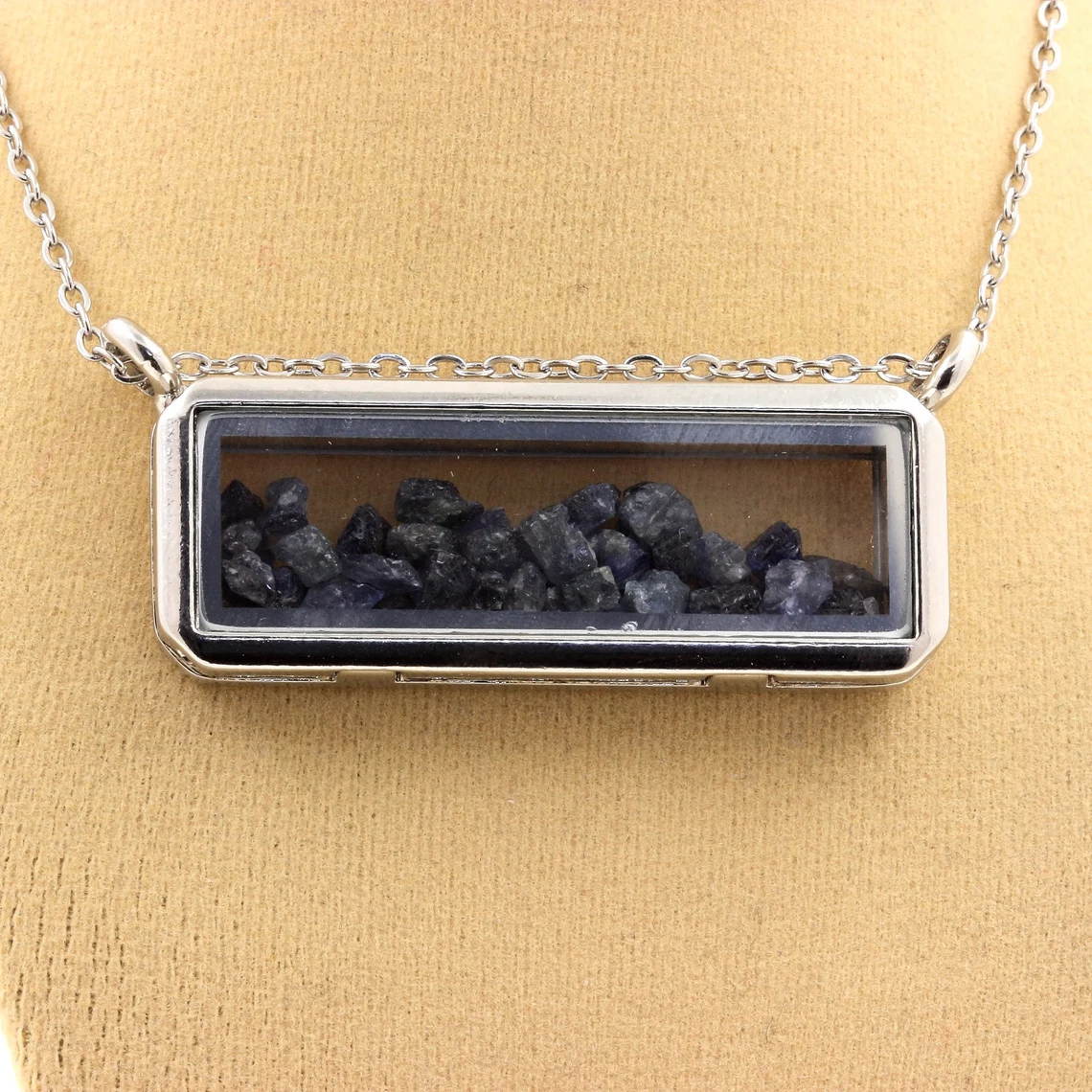 Collier Saphir brut modèle rectangle
