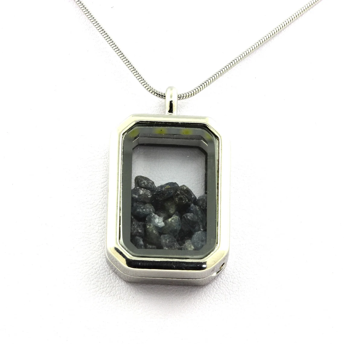 Collier Saphir brut modèle rectangle à pans coupés