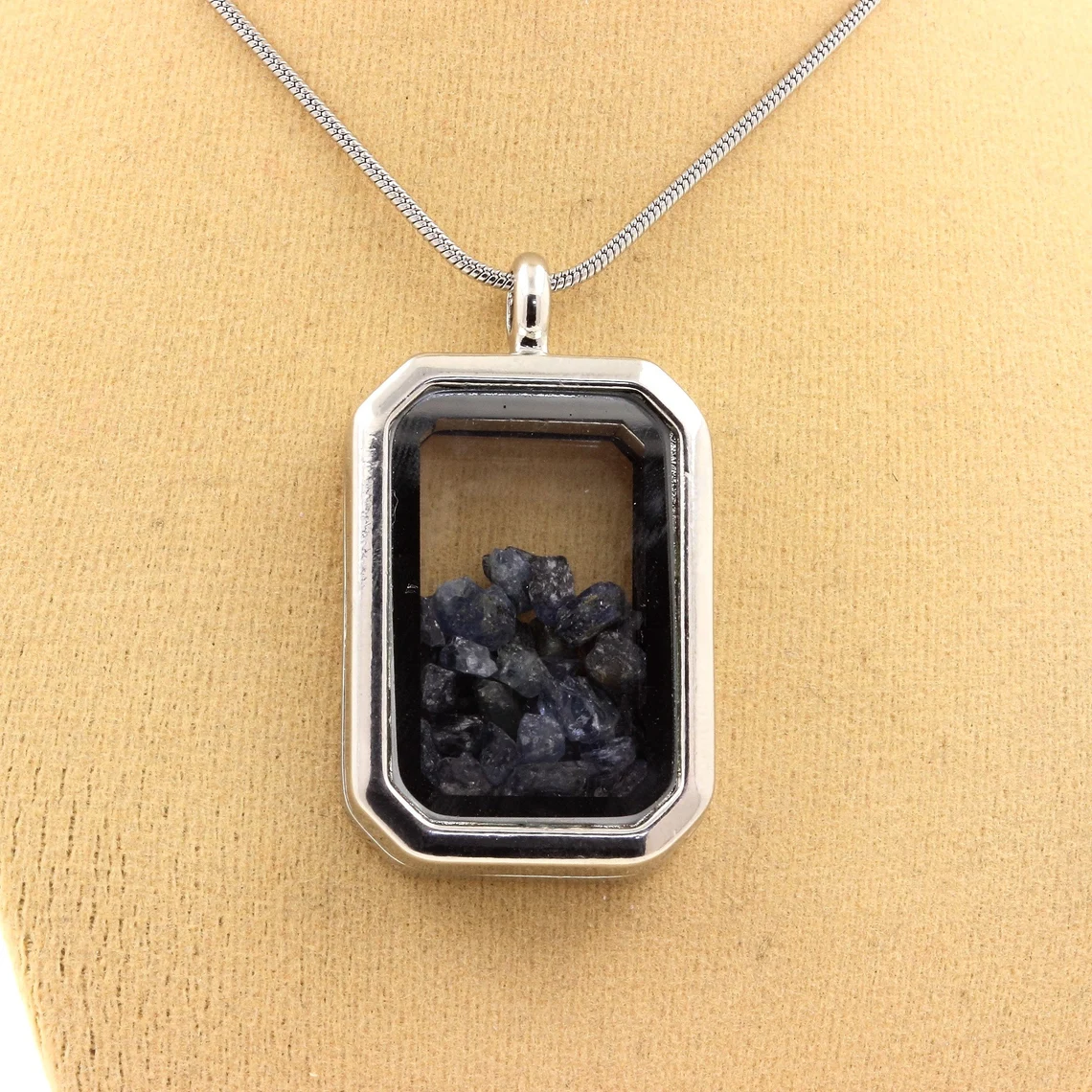 Collier Saphir brut modèle rectangle à pans coupés
