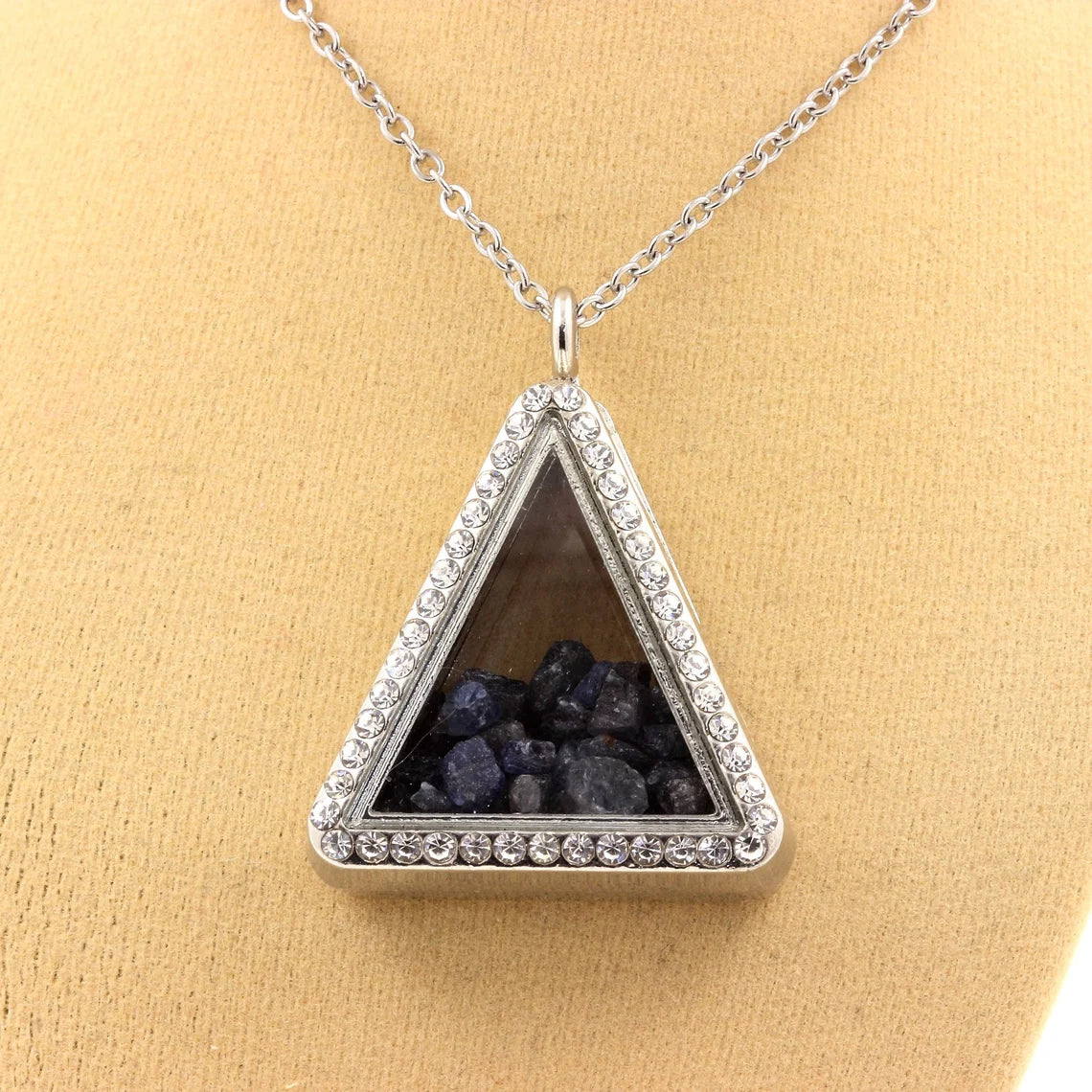 Collier Saphir brut modèle triangle
