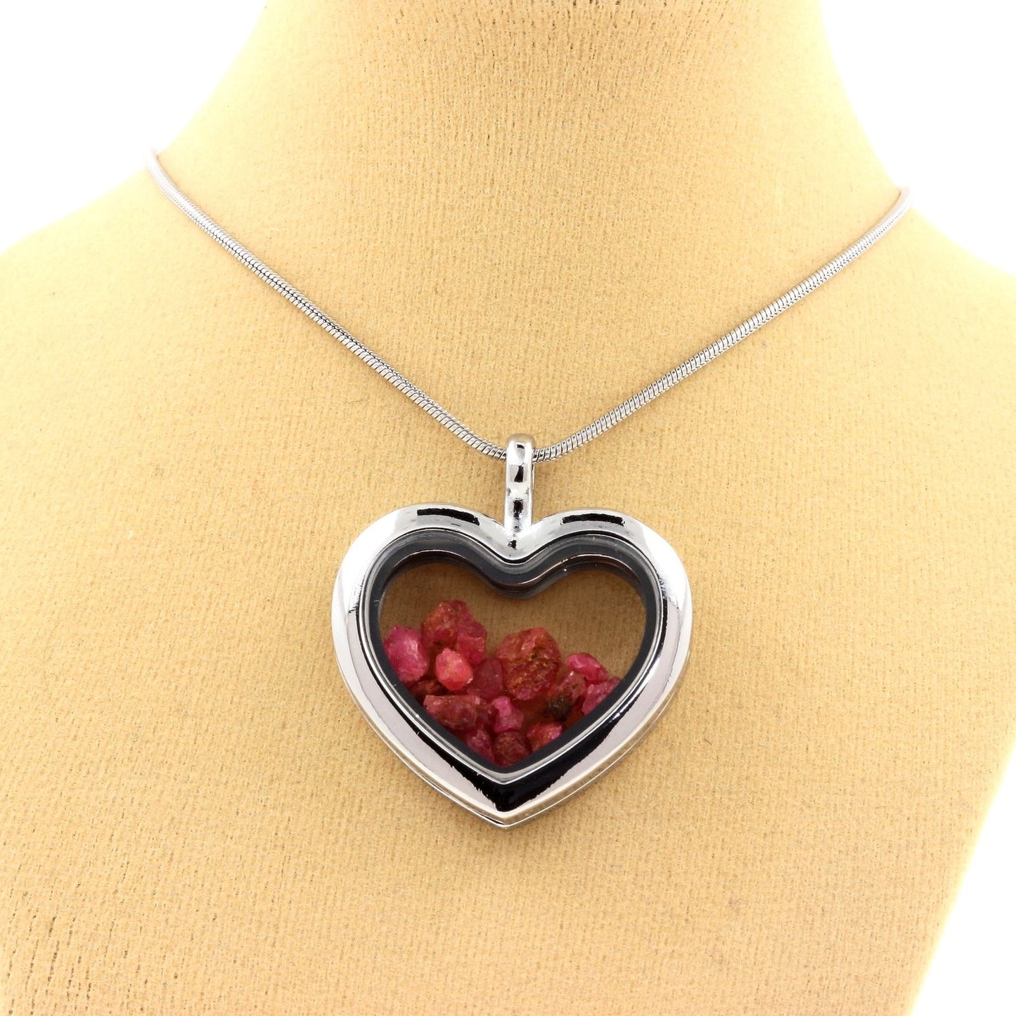 Collier Spinelle brut modèle coeur