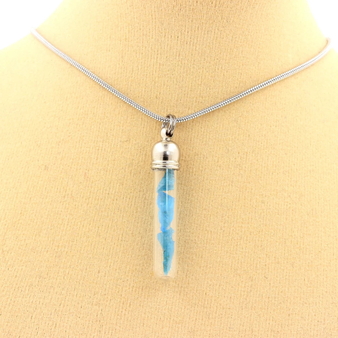 Collier Apatite bleu neon brut modèle tube