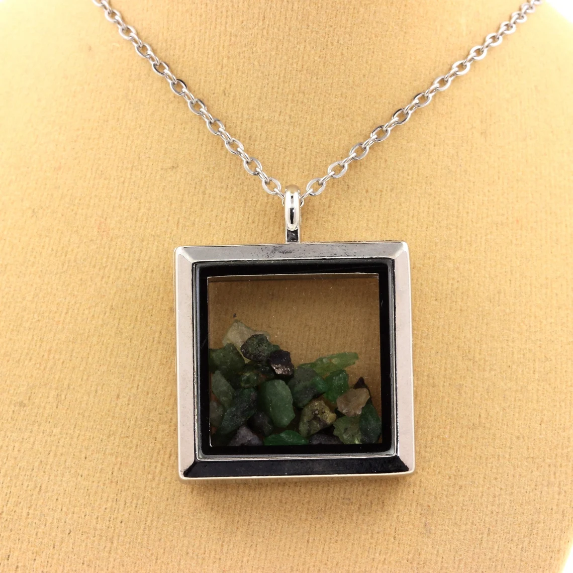 Collier Grenat Tsavorite naturels modèle carré