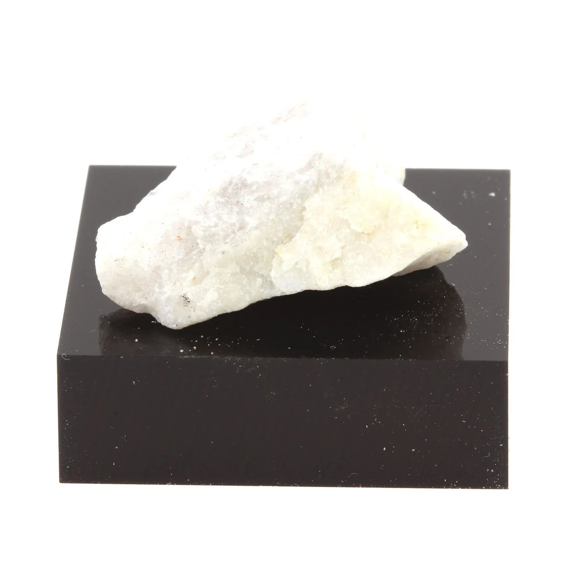 Crystalline. 39.0 carats. Grenville, Québec, Canada