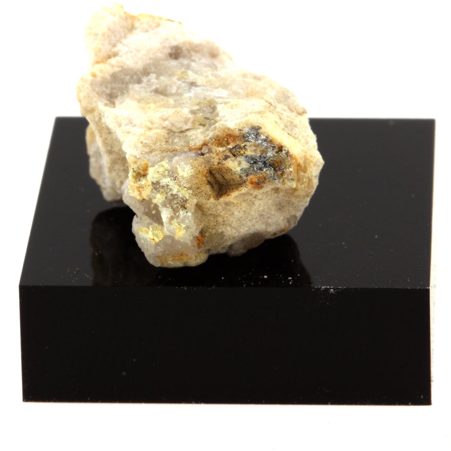 Quartz + Chalcopyrite. 26.5 carats. North Hatley, Québec, Canada