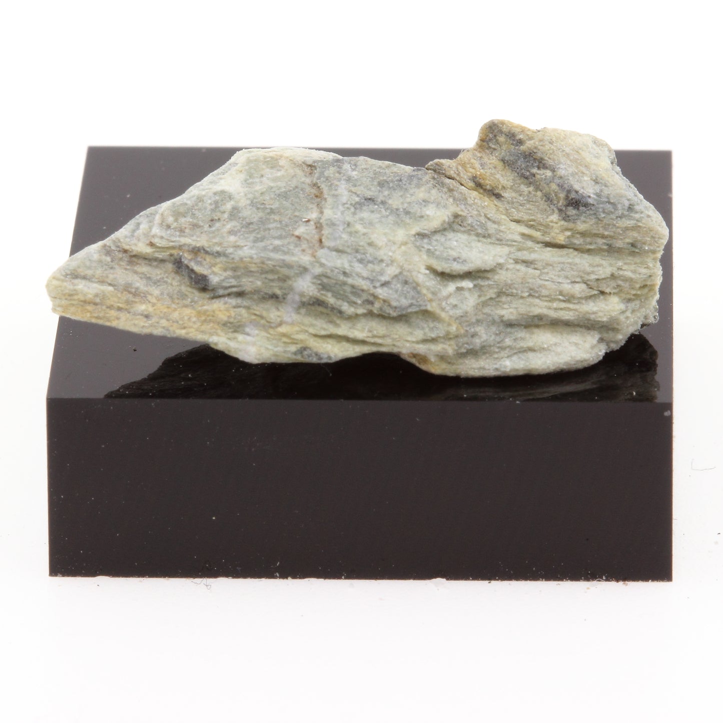 Chromitic Serpentine. 19.6 carats. Estrie, Québec, Canada