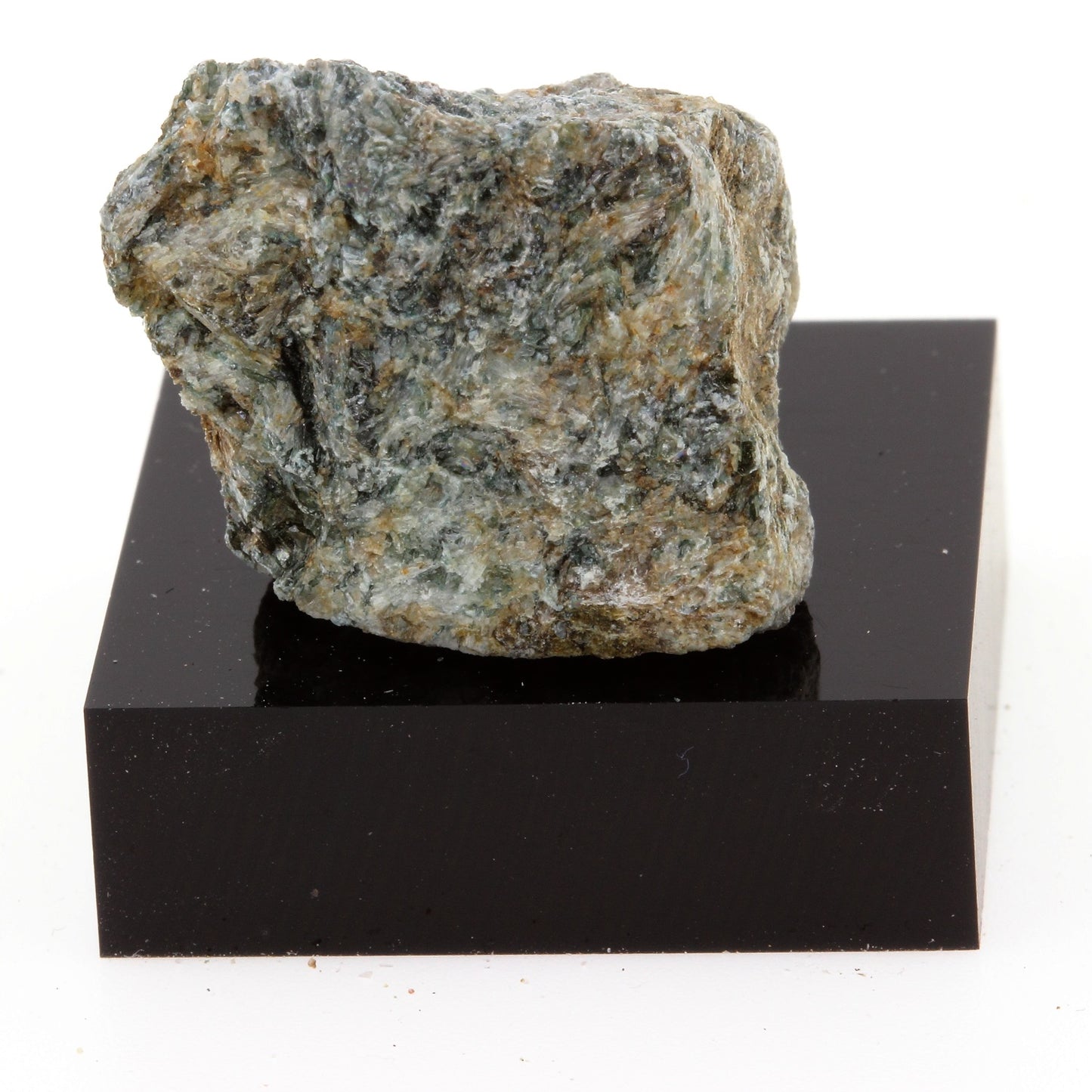 Brochantite. 59.5 carats. Montauban, Québec, Canada