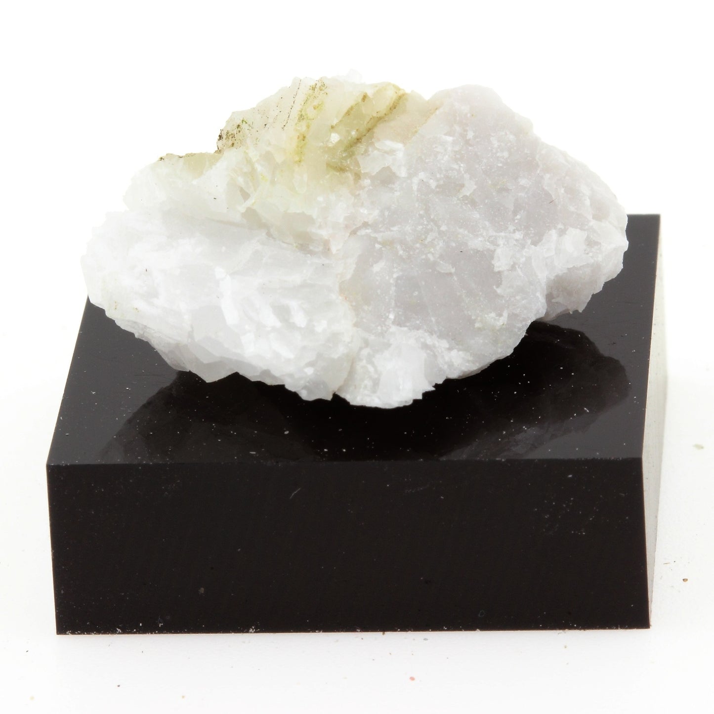 Giobertite, 30.9 carats, Grenville, Québec, Canada