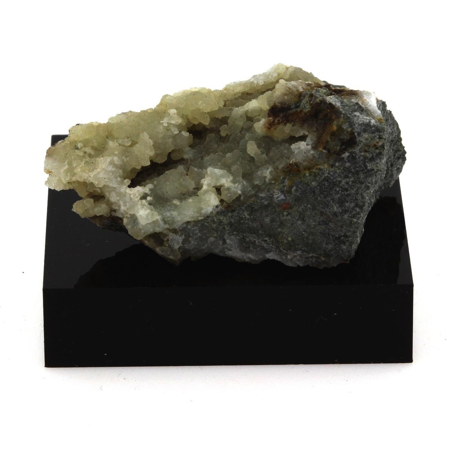 Prehnite sur Amphibolite. 88.5 carats. La Brévenne, France