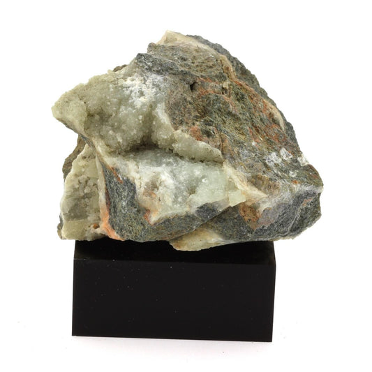 Prehnite dans Amphibolite. 1225.1 carats. La Brévenne, France