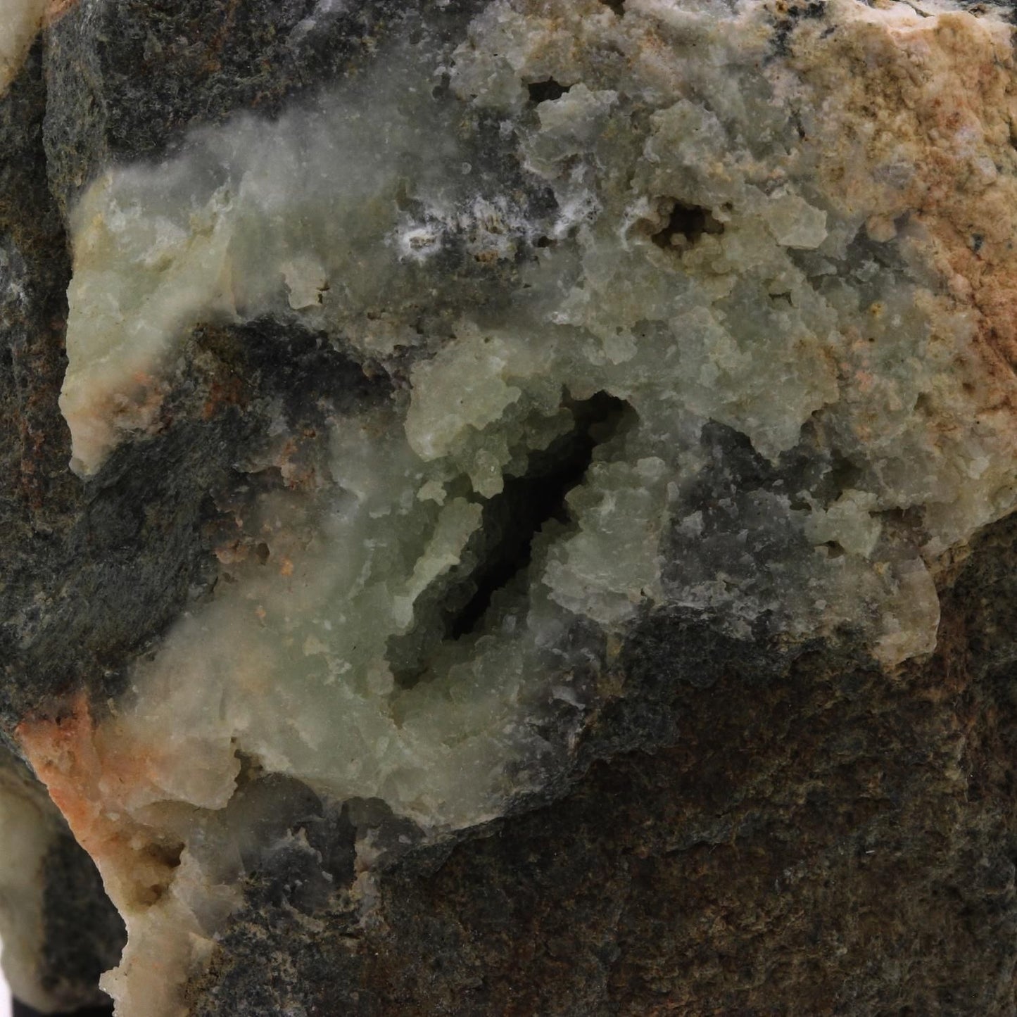 Prehnite dans Amphibolite. 1225.1 carats. La Brévenne, France