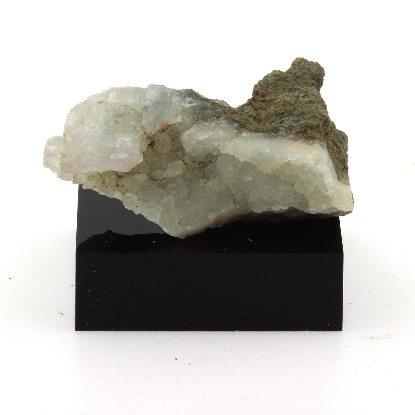 Prehnite sur Amphibolite. 55.6 carats. La Brévenne, France