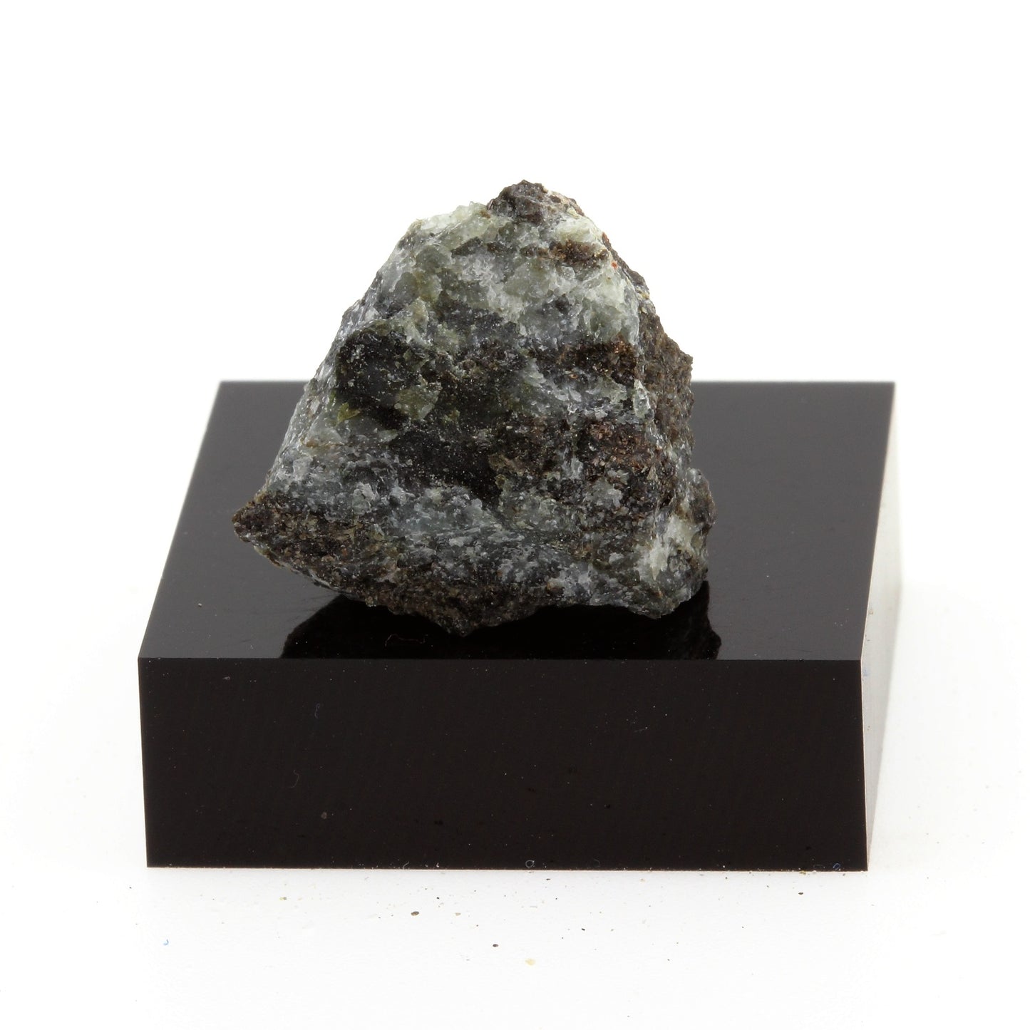 Augen gneiss. 22.3 carats. Oka, Québec, Canada