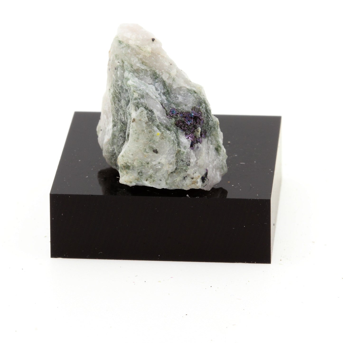 Artinite. 32.6 carats. Grenville, Québec, Canada