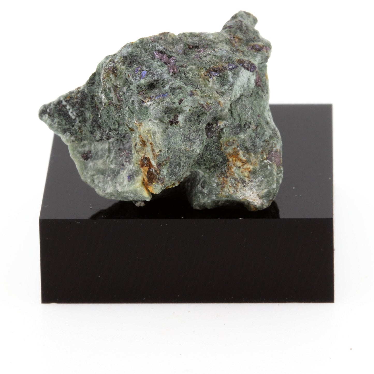 Bornite + Siderite. 47.0 carats. Thetford Mines, Québec, Canada