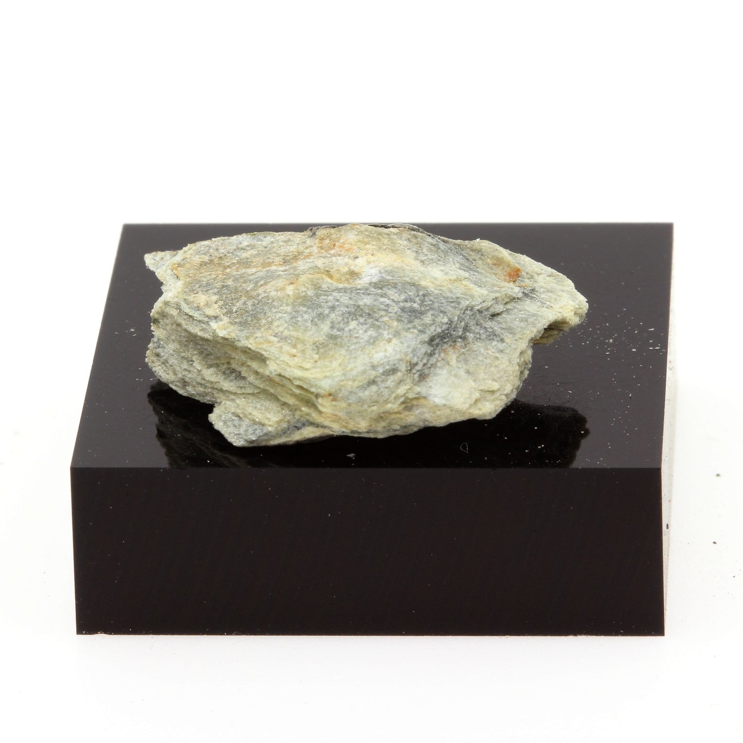 Chromitic Serpentine. 16.2 carats. Estrie, Québec, Canada