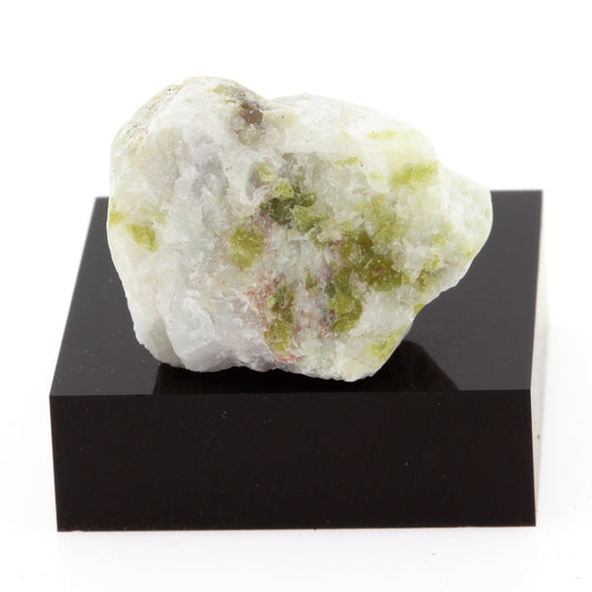 Artinite. 44.3 carats. Grenville, Québec, Canada