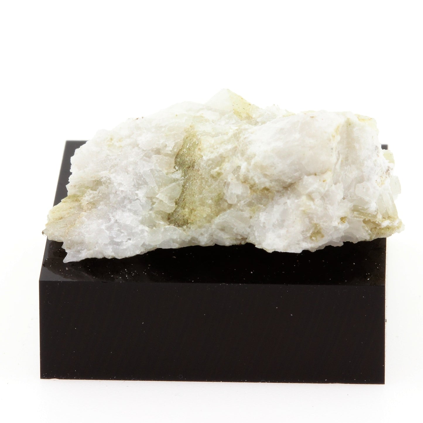 Giobertite, 36.6 carats, Grenville, Québec, Canada