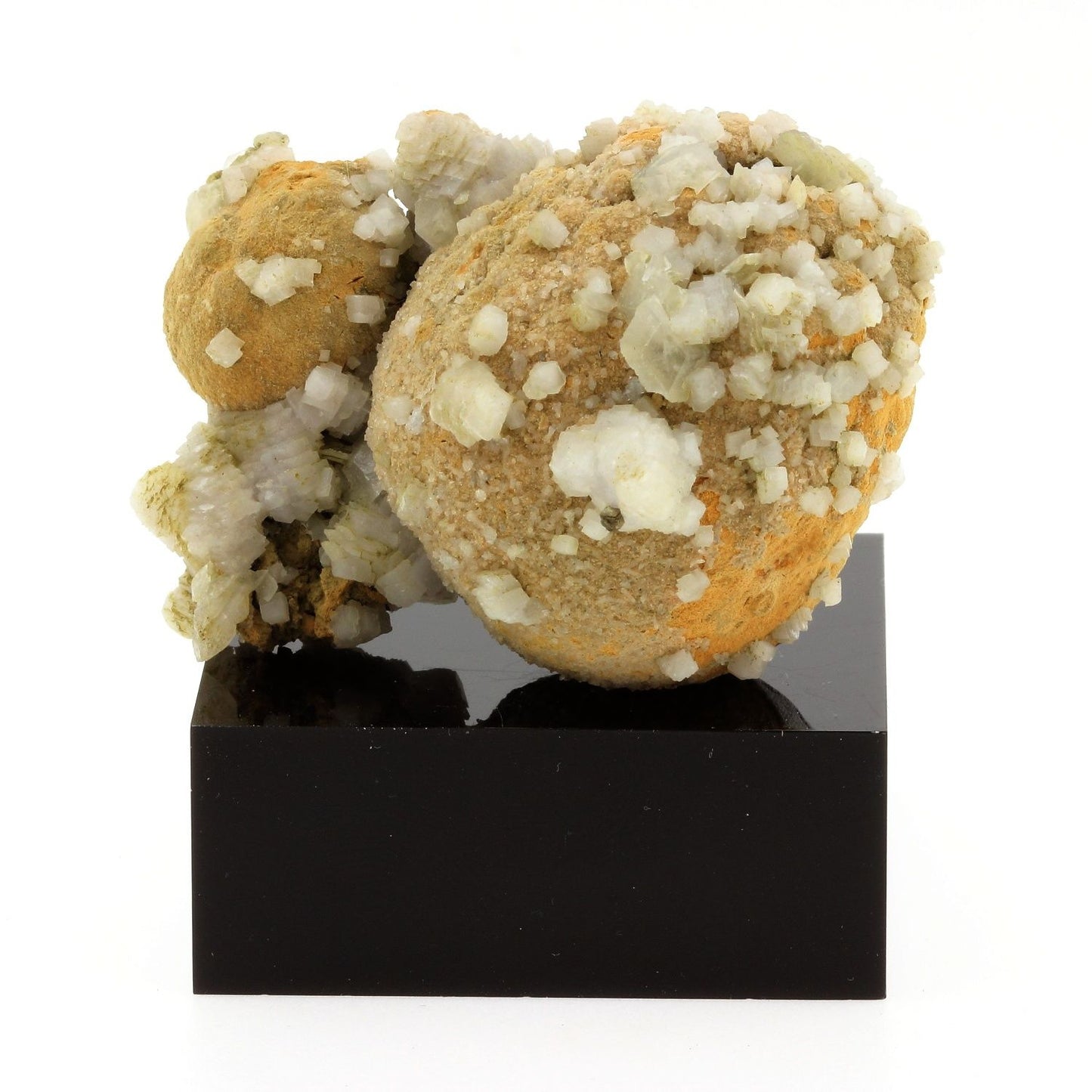 Siderite et Calcite. 443.7 carats. Nikolaevskiy Mine, Dal'negorsk, Primorskiy Kray, Russie