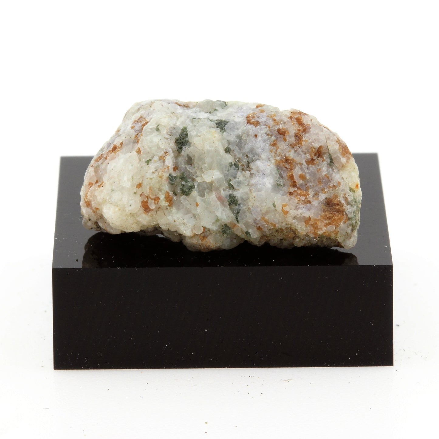 Allophane, 30.7 carats, Mont Saint-Hilaire, Québec, Canada