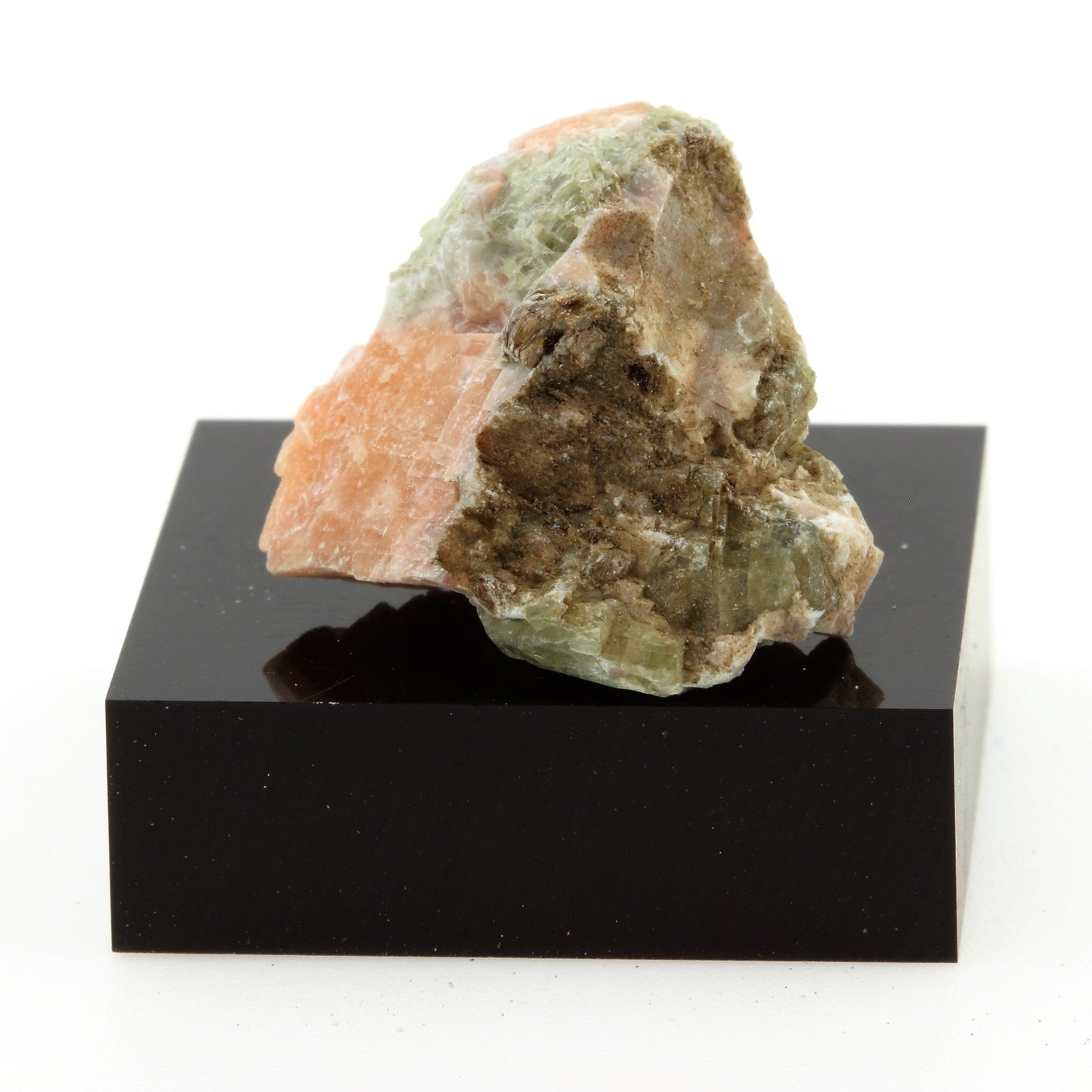 Clinopyroxene. 24.0 carats. Gatineau, Québec, Canada