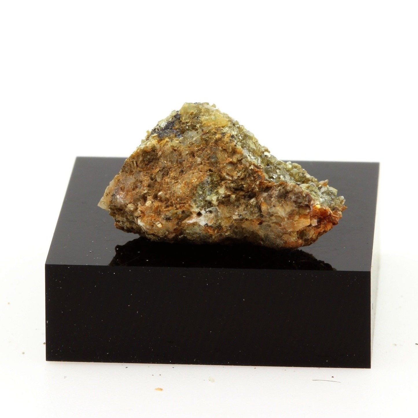 Actinolite + Pyrite mineral. 24.8 carats. En provenance de Marmora, Ontario, Canada.