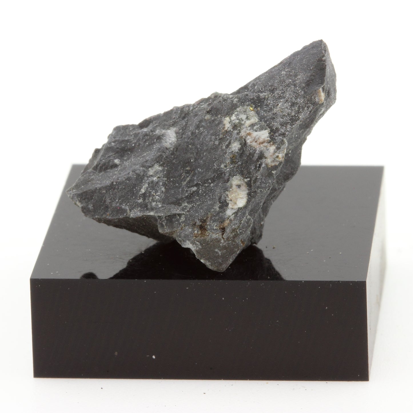 Chert. 19.4 carats. Grenville, Québec, Canada