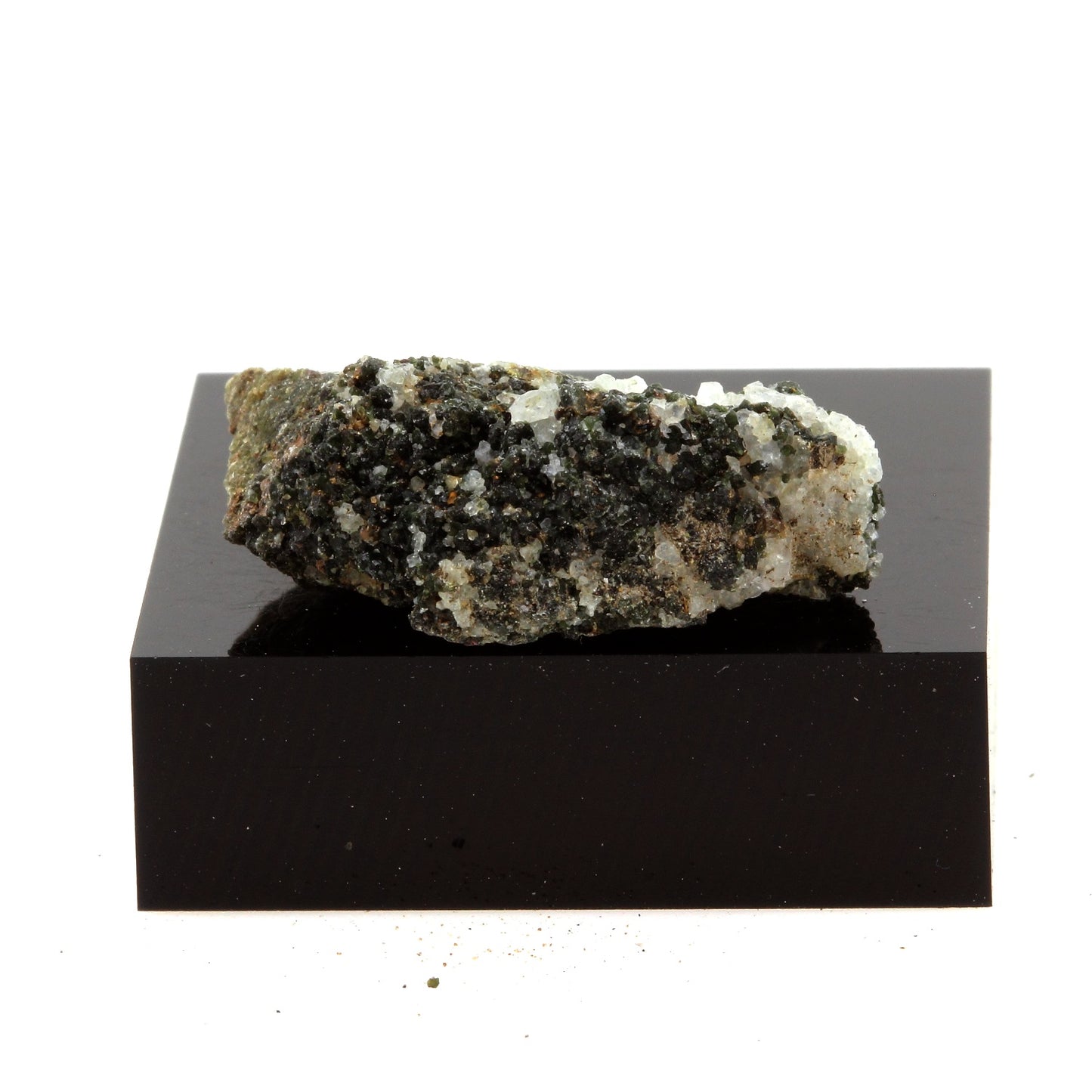 Embrechite. 25.0 carats. Grenville, Québec, Canada