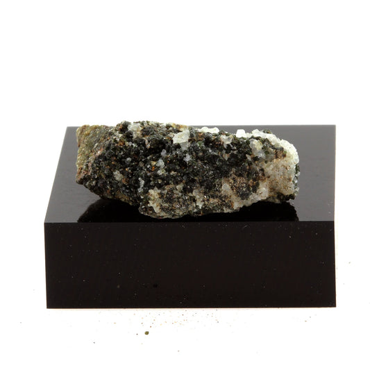 Embrechite. 25.0 carats. Grenville, Québec, Canada