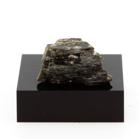 Dravite. 25.6 carats. Wilberforce, Ontario, Canada