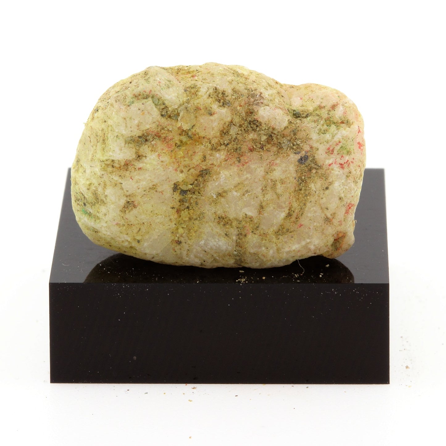 Artinite. 47.3 carats. Grenville, Québec, Canada