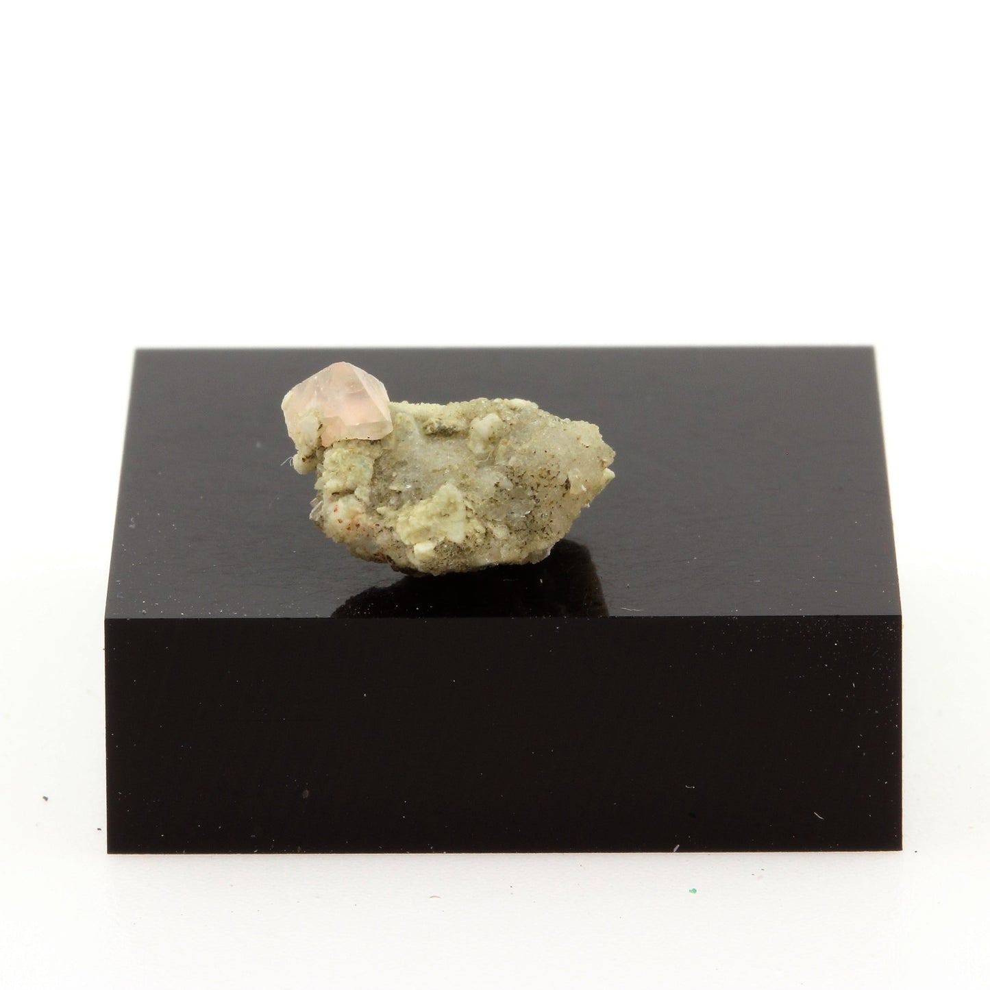 Fluorite rose. 4.06 carats. Massif du Mont-Blanc, France
