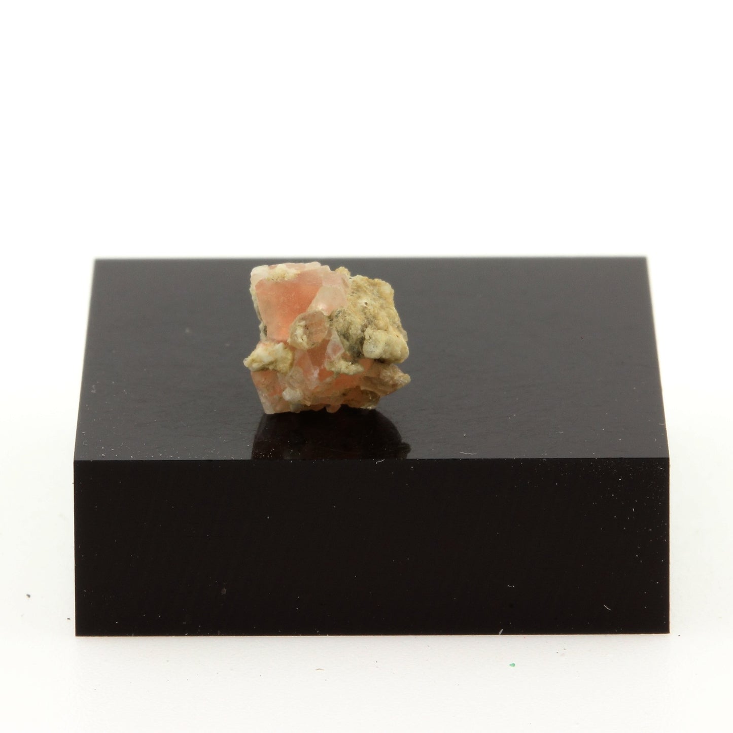Fluorite rose. 3.50 carats. Massif du Mont-Blanc, France
