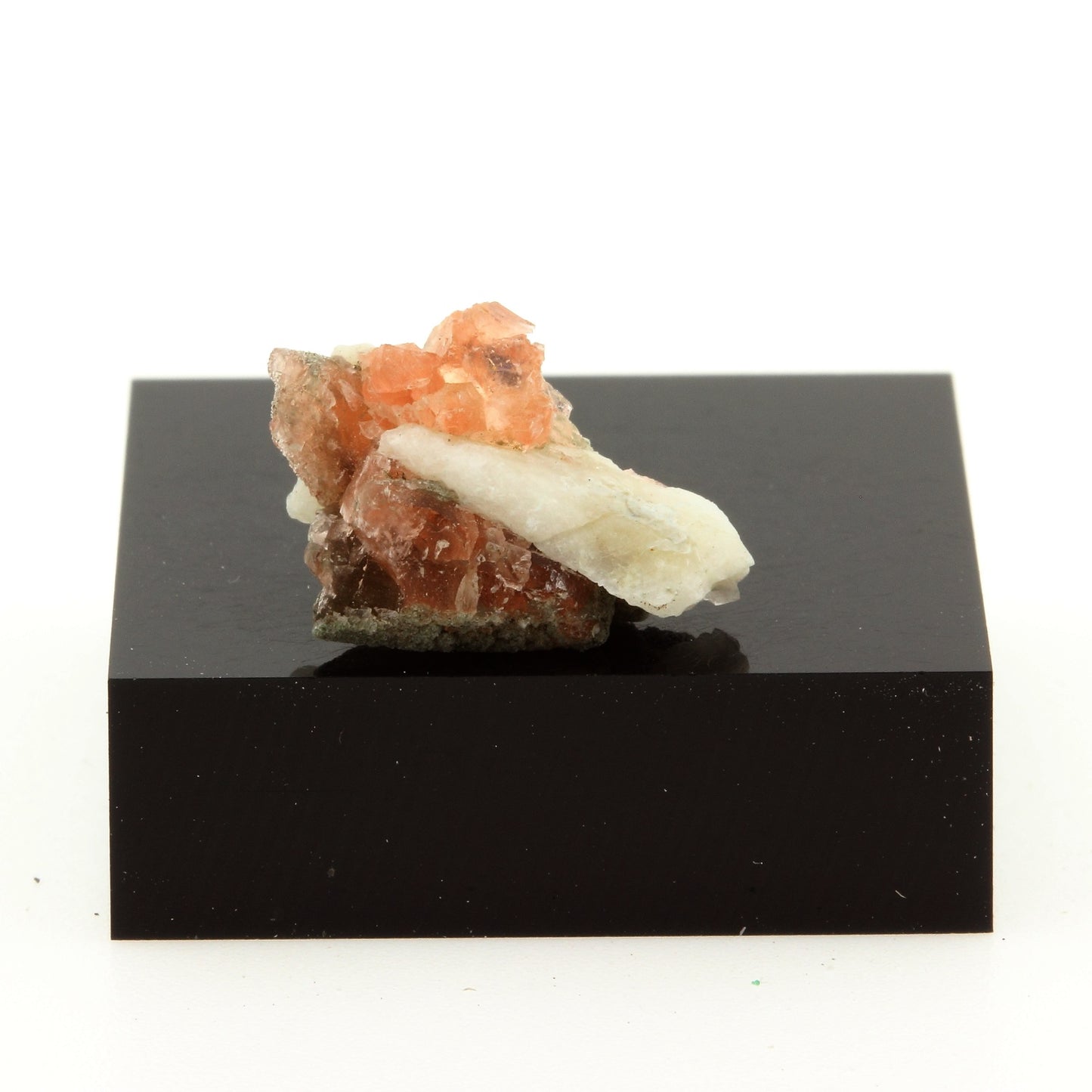 Fluorite rose octaédrique. 8.61 carats. Massif du Mont-Blanc, France