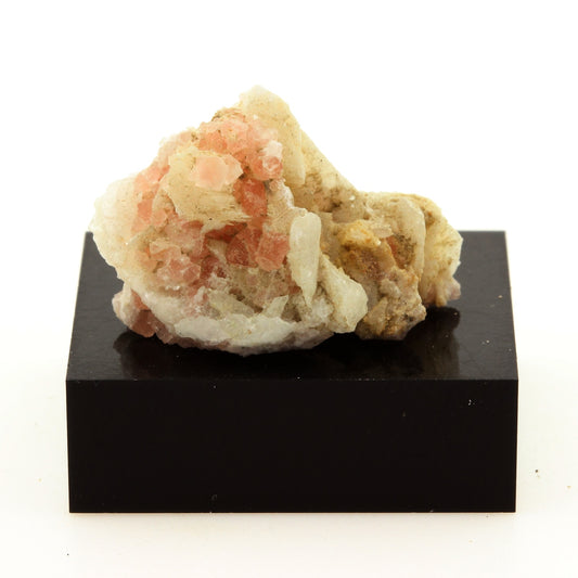 Fluorite rose octaédrique + Calcite. 25.7 carats. Massif du Mont-Blanc, France