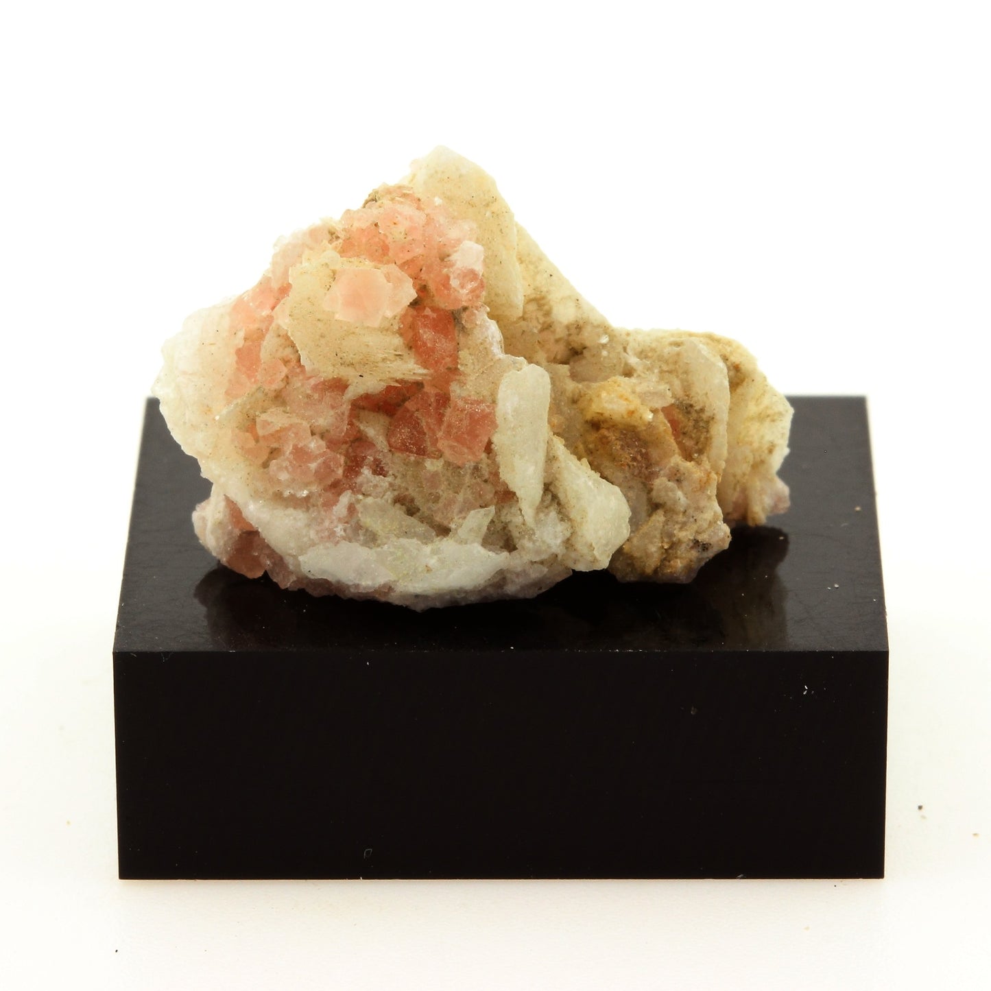 Fluorite rose octaédrique + Calcite. 25.7 carats. Massif du Mont-Blanc, France