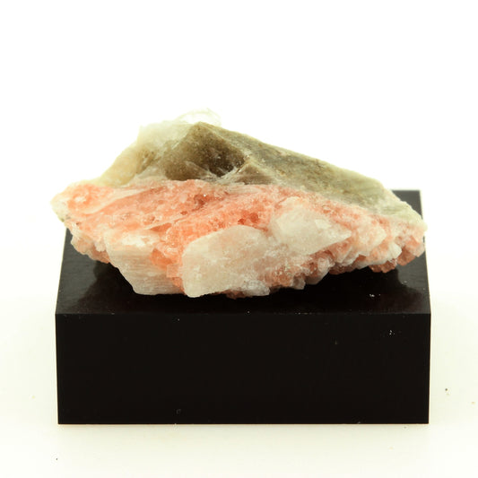 Fluorite rose octaédrique + Calcite. 34.4 carats. Massif du Mont-Blanc, France