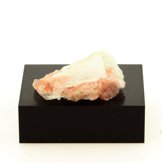 Fluorite rose octaédrique + Calcite. 17.9 carats. Massif du Mont-Blanc, France