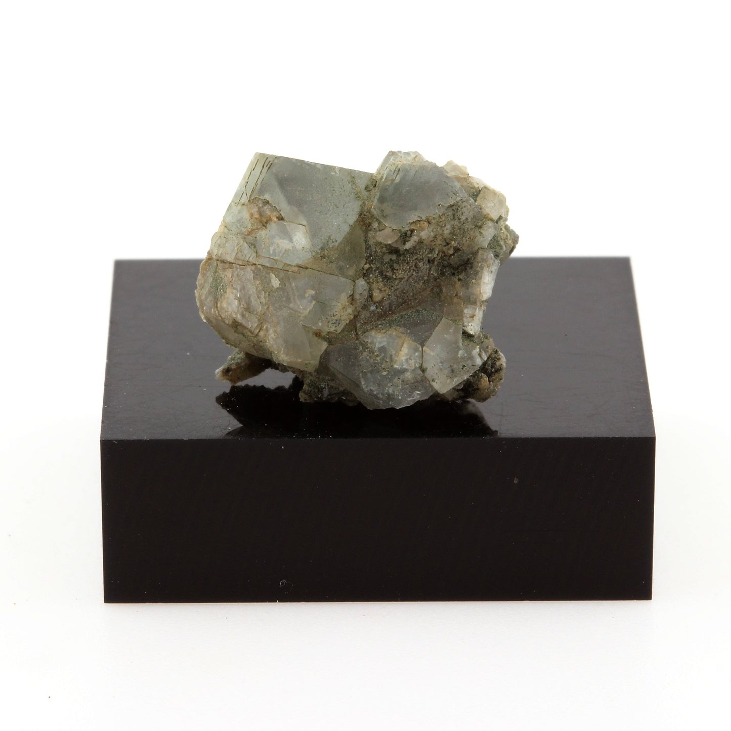 Fluorite vert clair octaédrique. 22.7 carats. Massif du Mont-Blanc, France