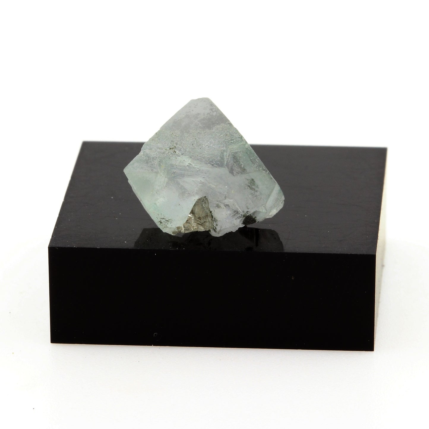 Fluorite vert clair octaédrique. 12.4 carats. Massif du Mont-Blanc, France