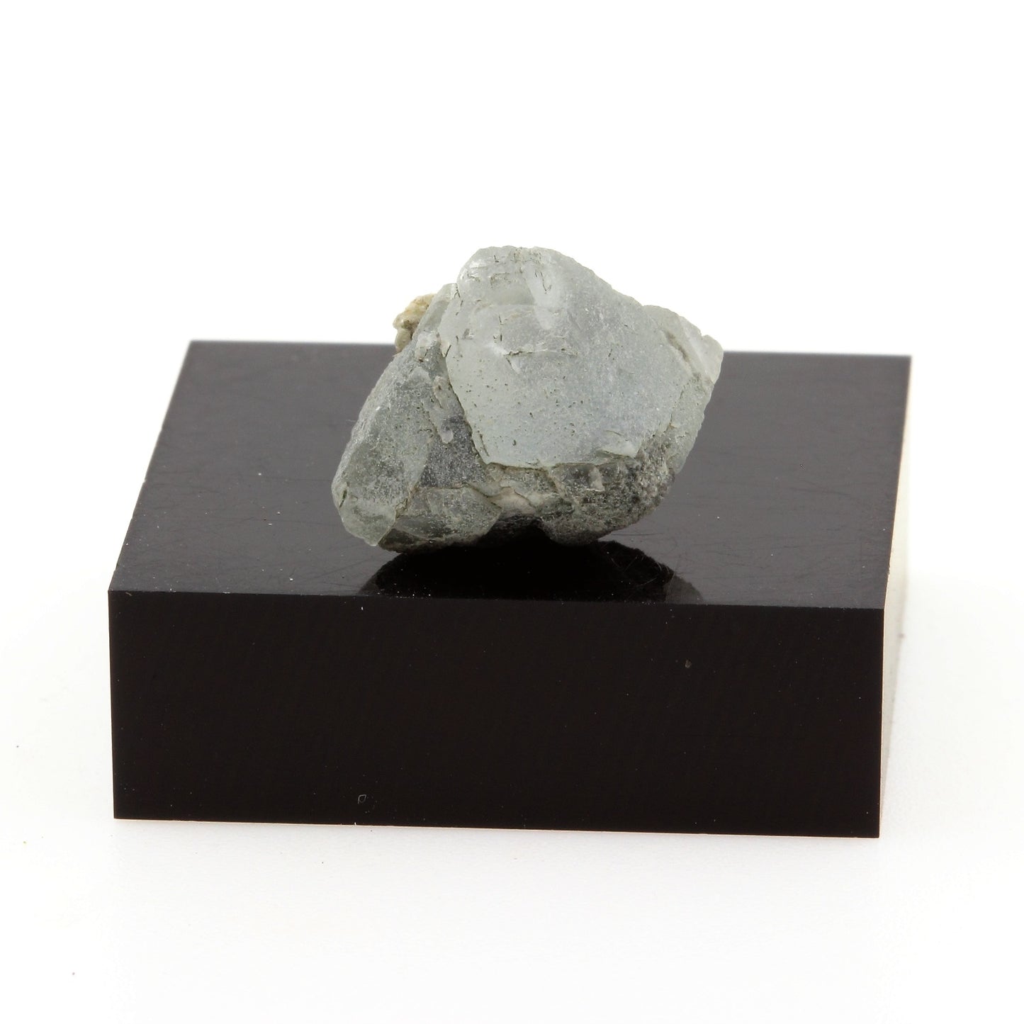 Fluorite vert clair octaédrique. 15.7 carats. Massif du Mont-Blanc, France